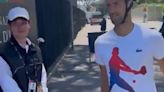 Video: el crack de Djokovic bromeó sobre su accidente y fue a entrenarse con un casco
