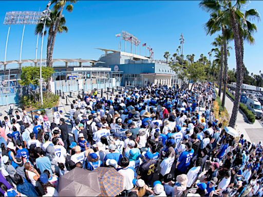 中英對照讀新聞》Ohtani ’bobblehead night’ draws long lines hours before game大谷「搖頭玩偶之夜」在賽前吸引球迷大排長龍 - 中英對照讀新聞 - 自由電子報 專區