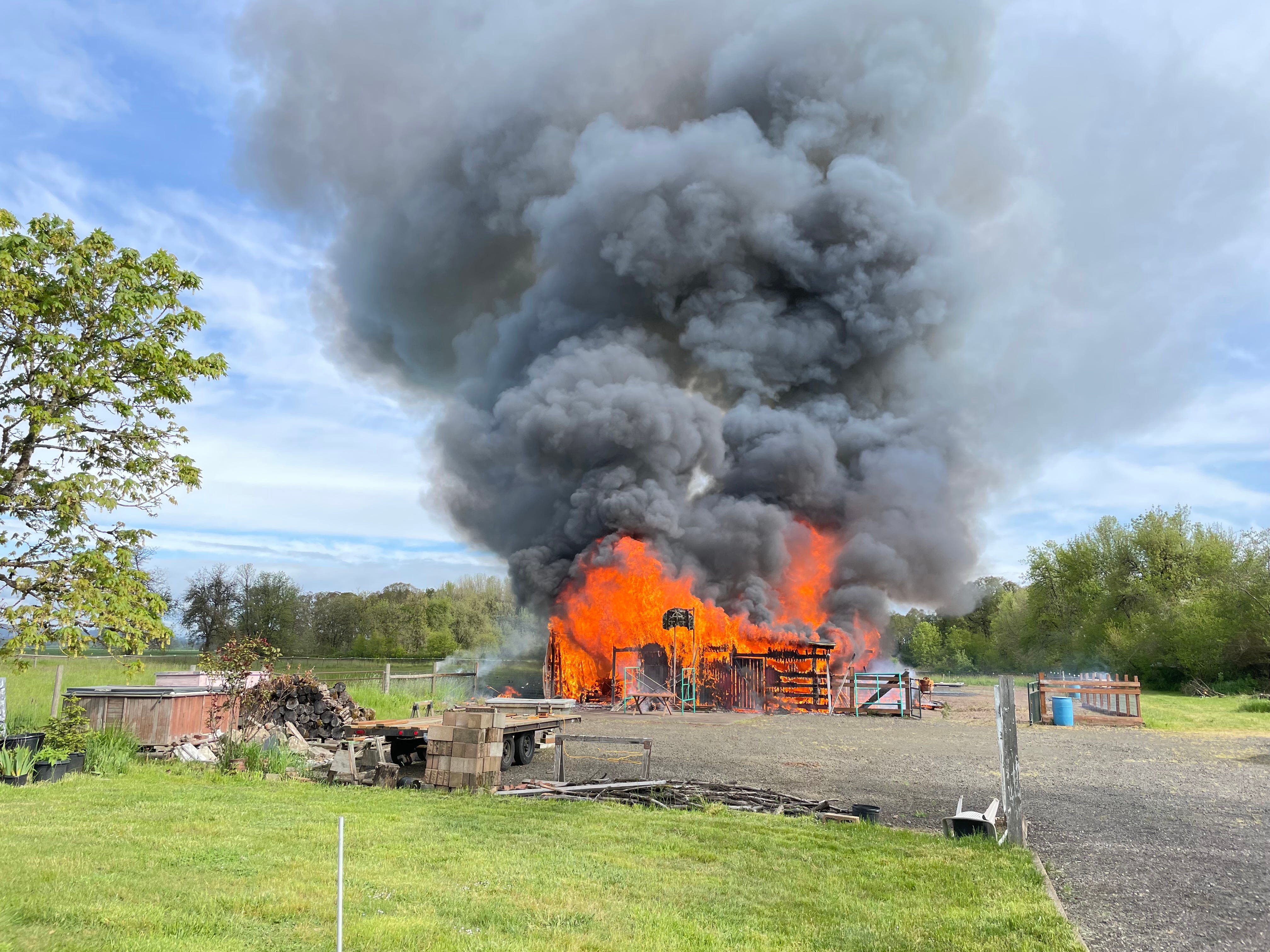 Fire crews in Polk County respond to 2-alarm barn fire east of Dallas