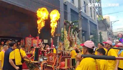 超炫「噴火神轎」扛媽祖跳16蹲！彰化媽祖遶境員林白袍醫隊接駕