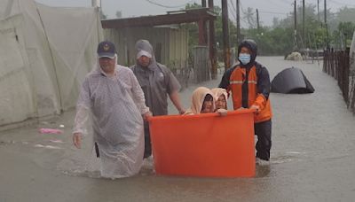 豪雨狂炸屏東4脫困2待救！ 水桶充當船艇救援畫面曝