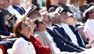 El Rey pasa revista naval en Gijón y preside una exhibición con 2.300 militares, 74 aeronaves y nueve buques