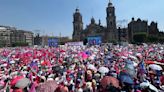 Asistentes a la 'Marea Rosa' invaden plantón de la CNTE en el Zócalo