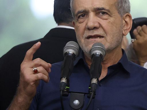 El líder supremo de Irán ratifica al reformista Pezeshkian como nuevo presidente