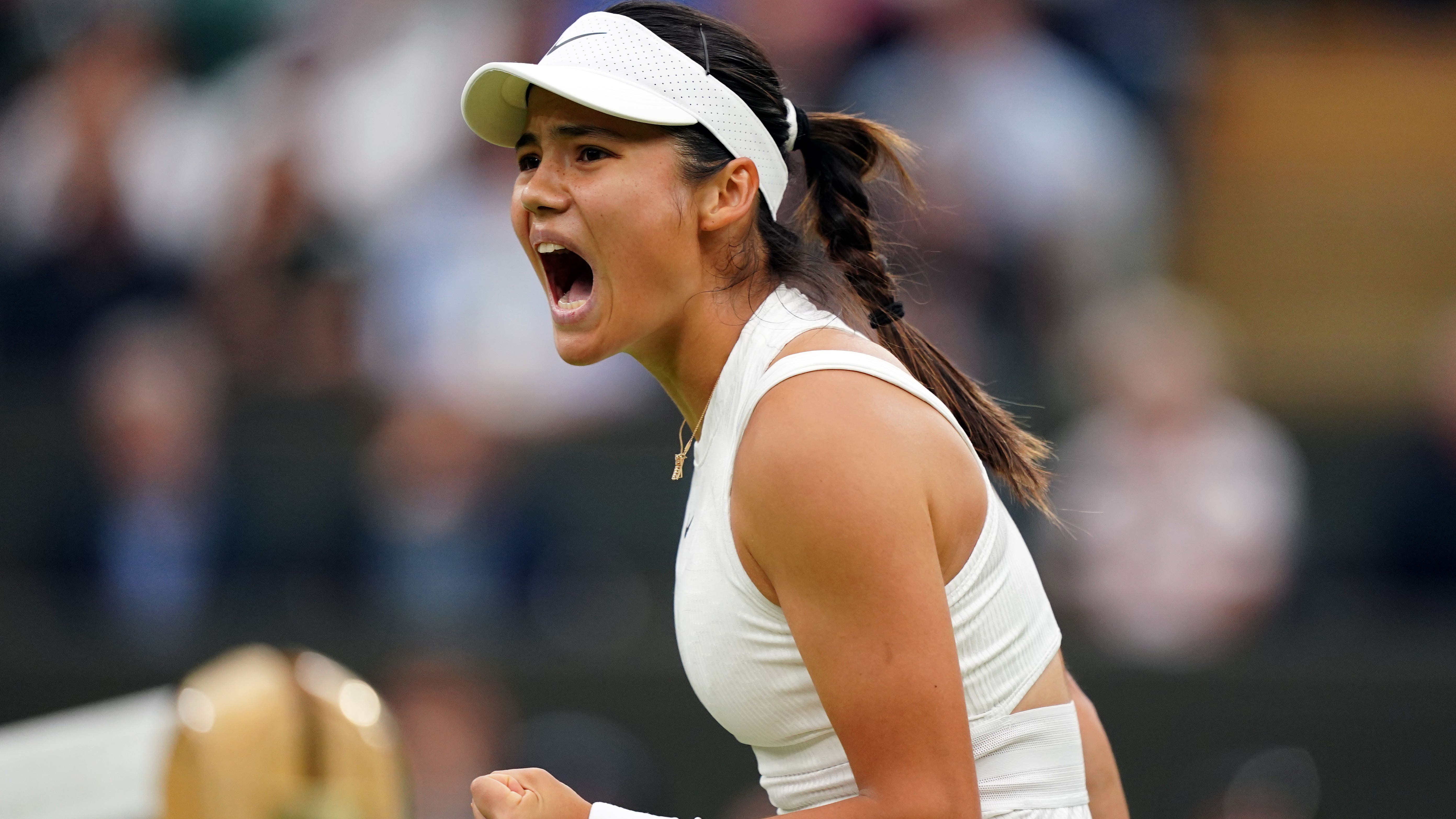 Wimbledon day three: Emma Raducanu wins after accepting Andy Murray offer