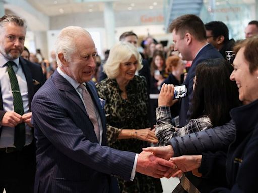 Un sonriente Carlos III visita un centro oncológico en su regreso a sus funciones públicas - La Tercera