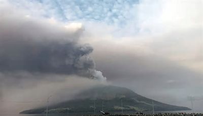 影／最高警報！印尼火山噴發疏散逾萬人、機場關閉 恐有海嘯風險