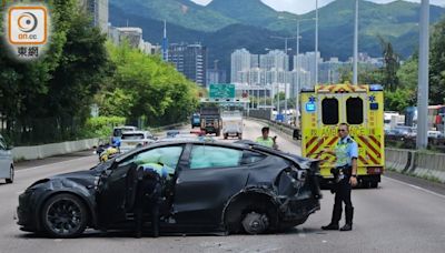 吐露港公路Tesla自炒翻觔斗 往沙田方向交通受阻