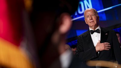 Biden celebra a la prensa mientras cientos de manifestantes critican su apoyo a Israel