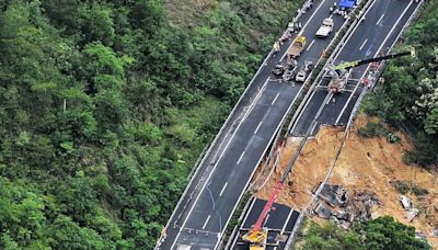 Torrential Rain Causes China Highway Collapse, Killing 19