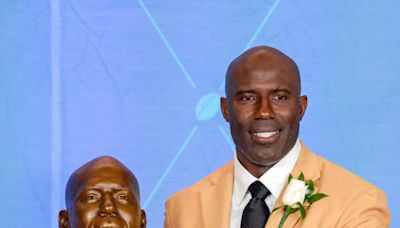 Traveling While Black: NFL Hall Of Famer Terrell Davis Handcuffed During United Airlines Flight In 'Disgusting Display Of...