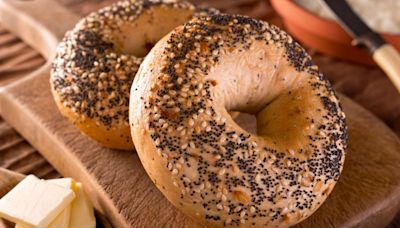 En pocos pasos prepara unos deliciosos bagels caseros para el desayuno o la cena