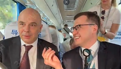 Putin's Finance Minister forced to take the bus during China visit