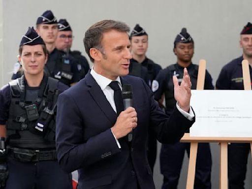 JO 2024: "Nous sommes prêts", clame Emmanuel Macron en visite au village olympique
