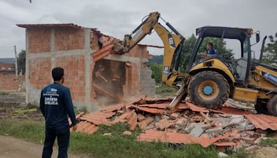 Construções ilegais erguidas às margens do Rio Cabuçu são demolidas em Guaratiba | Rio de Janeiro | O Dia