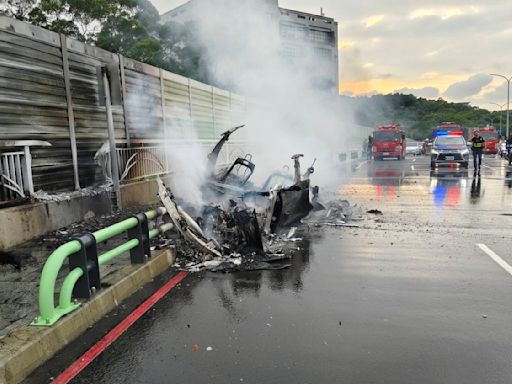 慘剩車身骨架...新竹特斯拉疑撞護欄釀火燒車 消防人員急滅火