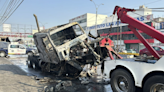 Choca tráiler contra la base de un puente vehicular y se incendia en Coacalco