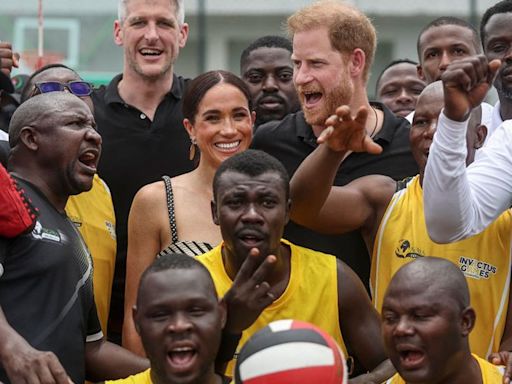 Príncipe Harry y Meghan Markle juegan al voleibol con veteranos de guerra en Nigeria
