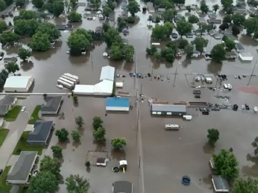 Flooding forces people from homes in some parts of Iowa while much of US broils again in heat