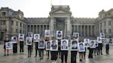 Miles de personas en Perú recuerdan a los fallecidos en las protestas de 2023
