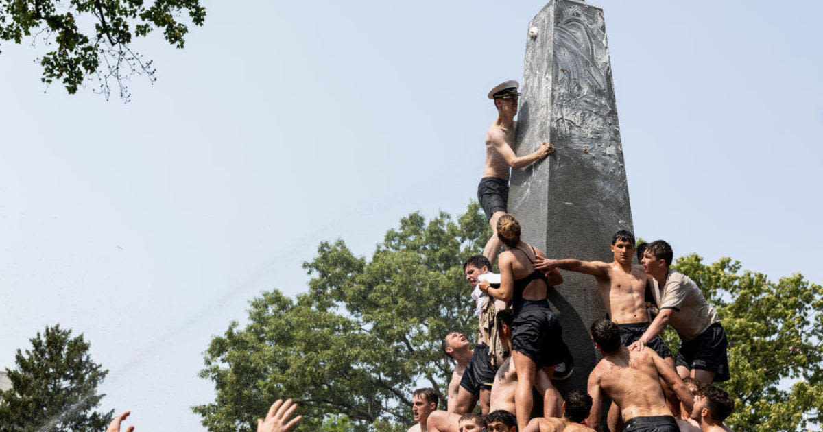 U.S. Naval Academy plebes to cap their first year with greasy, grueling Herndon Climb