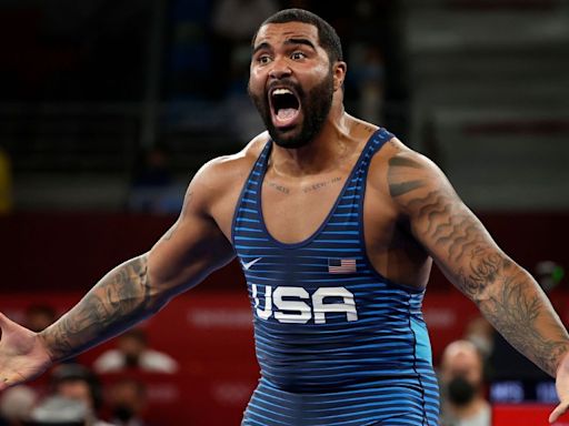 Bills firman al medallista de lucha Steveson