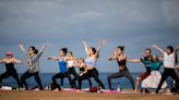 Profesores de yoga demandan a la ciudad por la prohibición en las playas de San Diego