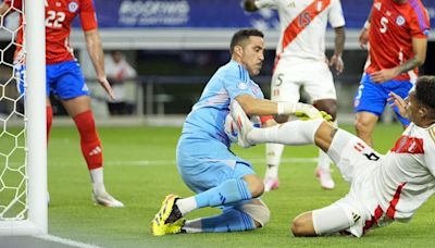 0-0: La longevidad de Claudio Bravo y Paolo Guerrero, lo único destacable del Perú-Chile