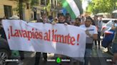 Los vecinos de Lavapiés se manifiestan contra "la destrucción de su barrio" y piden regular los pisos turísticos y fondos buitre