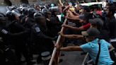 10 maestros y 1 policía fue el resultado del enfrentamiento hoy en el Zócalo