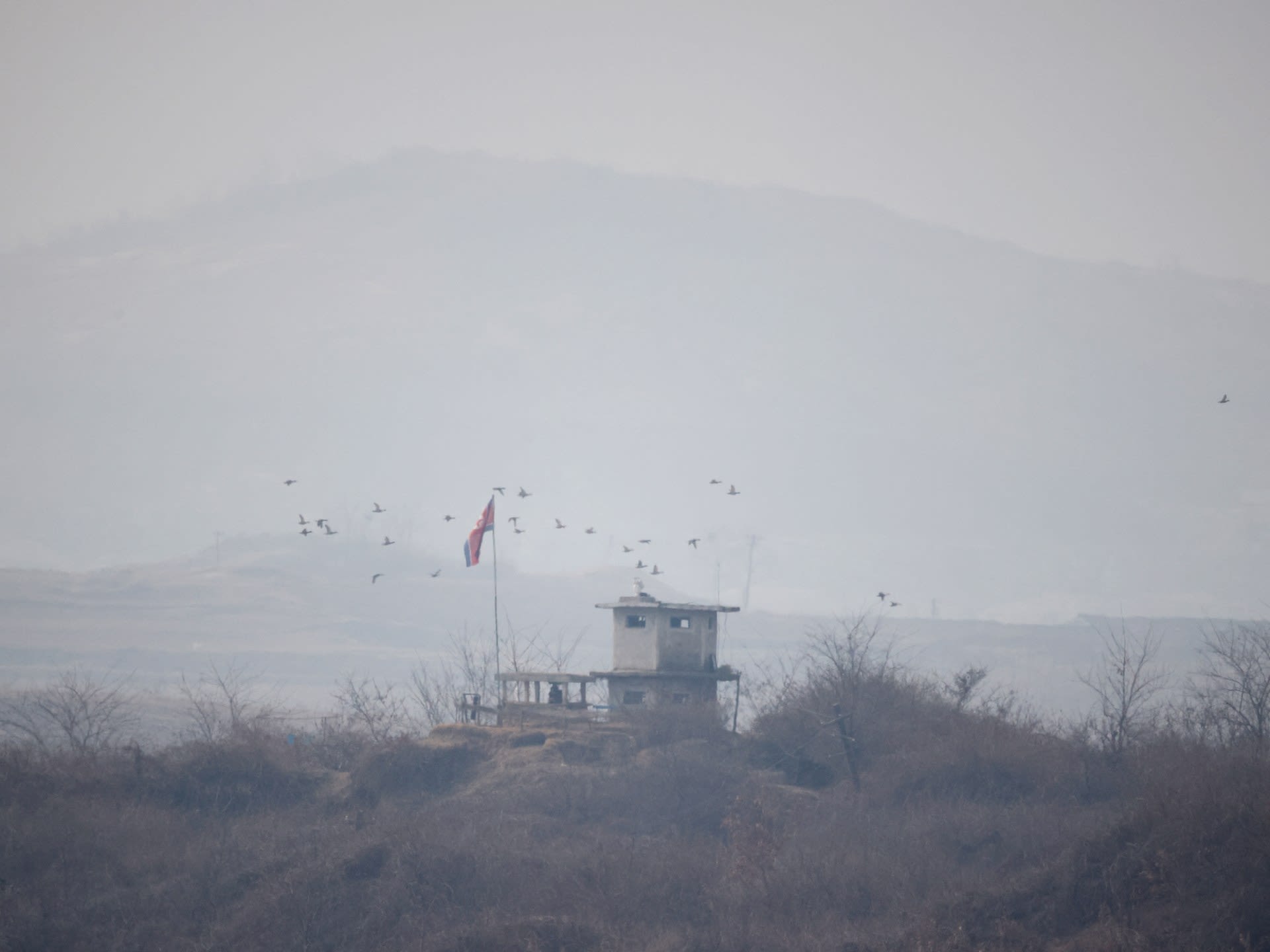 North Korean soldiers cross border, South Korea fires warning shots