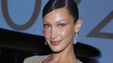 Bella Hadid ultra stylée en jupe très taille basse et mini crop top, elle dévoile ses abdos ciselés