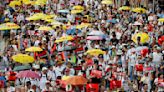 Can sun umbrellas ever become fashionable again in America?