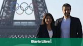 Organizadores de Juegos de París presentan los cinco anillos olímpicos sobre la Torre Eiffel