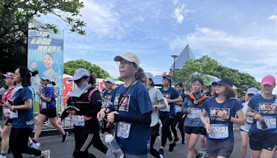 新北鐵道馬接力鳴槍起跑 女神棒打頭陣、追火車享美景