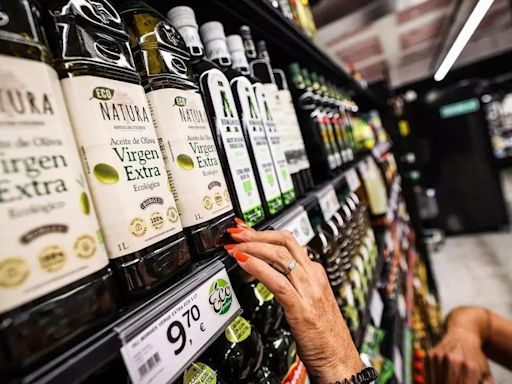 Consumo mueve ficha para investigar si los supermercados han trasladado la rebaja del IVA al precio final del aceite