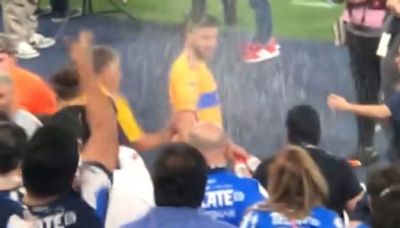 André-Pierre Gignac insulta a aficionada de Rayados que le aventó cerveza (VIDEO)