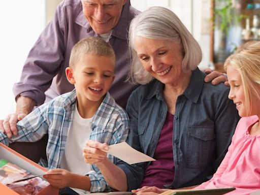 Por qué es importante la relación entre nietos y abuelos para impulsar el bienestar en los adultos mayores