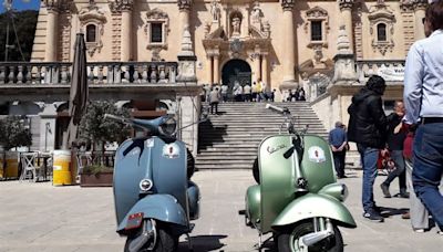 Ragusa, una Vespa 125 resa famosa da Gregory Peck e Audrey Hepburn nel film Vacanze Romane