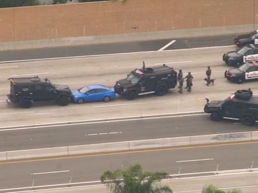 91 Freeway closed for SWAT standoff after pursuit in Anaheim Hills