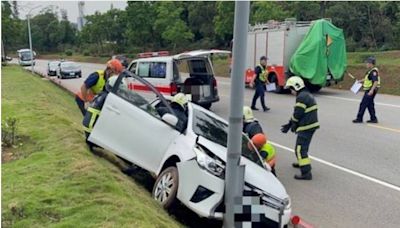 超衰！金門轎車「閃野狗」失控自撞燈桿 害駕駛受困車內警消急救援