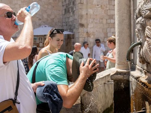 Grecia cierra la Acrópolis y el mar Adriático alcanza temperaturas récord mientras el calor extremo asola Europa