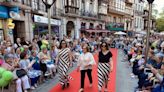 La alfombra roja más solidaria llena la villa de Grado: más de cuarenta vecinos cruzan la pasarela por la ELA