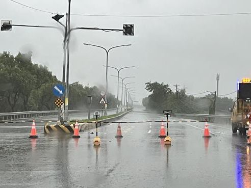 超大豪雨狂炸八掌溪 台1線省道2橋雙向封閉 - 生活