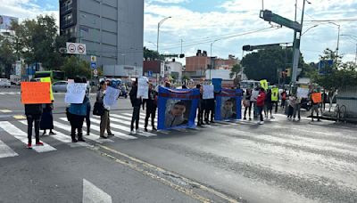 Bloquean Eje Central familiares y amigos de Luis Andrés