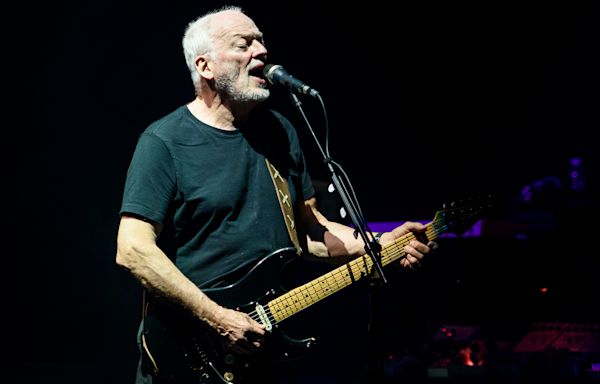 David Gilmour’s Final ‘Comfortably Numb’? Watch the Pink Floyd Icon Play ‘The Wall’ Classic in 2016