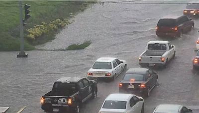 Lluvia ocasiona encharcamientos en vialidades principales de Toluca, Estado de México