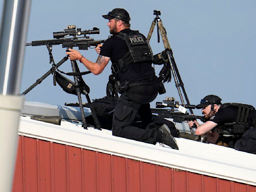 Moment Secret Service snipers shoot gunmen who shot Donald Trump