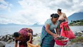 "Guardianas" mayas limpian lago amenazado por contaminación en Guatemala
