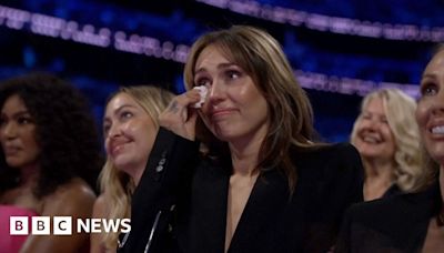 Emotional Miley Cyrus accepts Disney Legend award